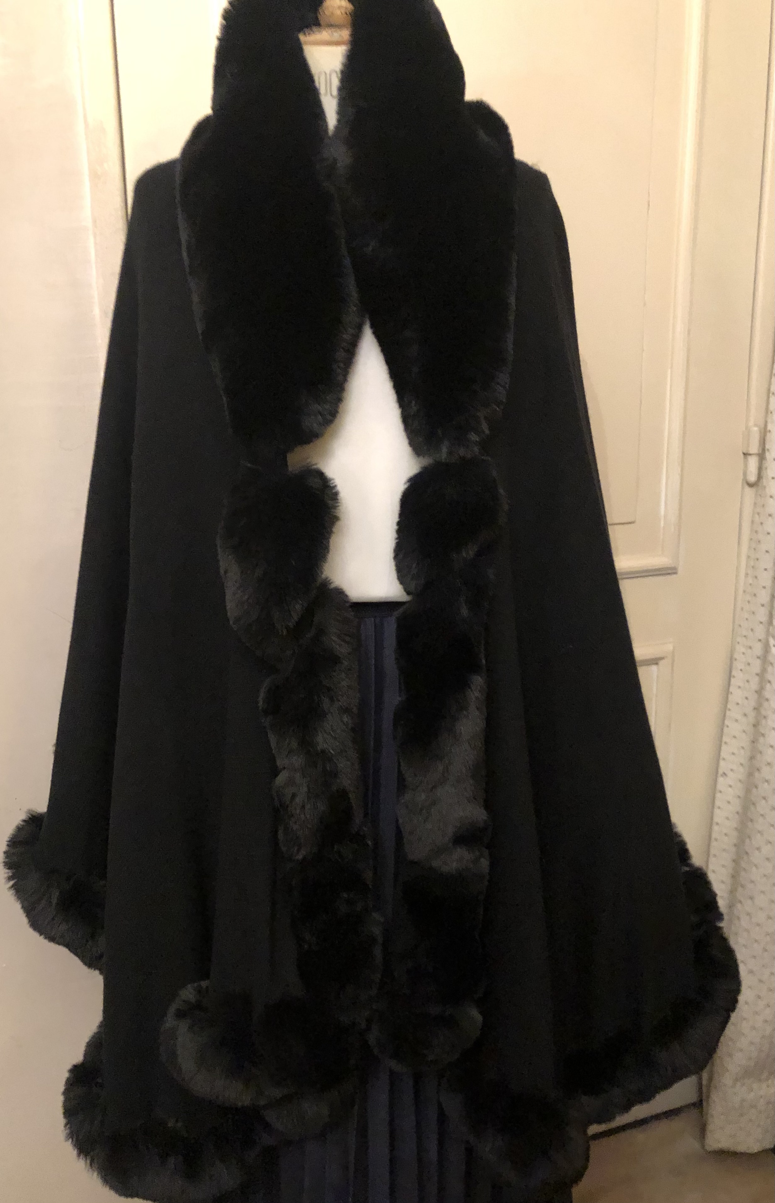 zal ik doen Delegatie Schrijf op Poncho zwart met eco bont superzacht en wasbaar, echte bont kan niet mooier zijn zal ik doen Delegatie Schrijf op Poncho zwart met eco bont superzacht en wasbaar, echte bont kan niet mooier zijn