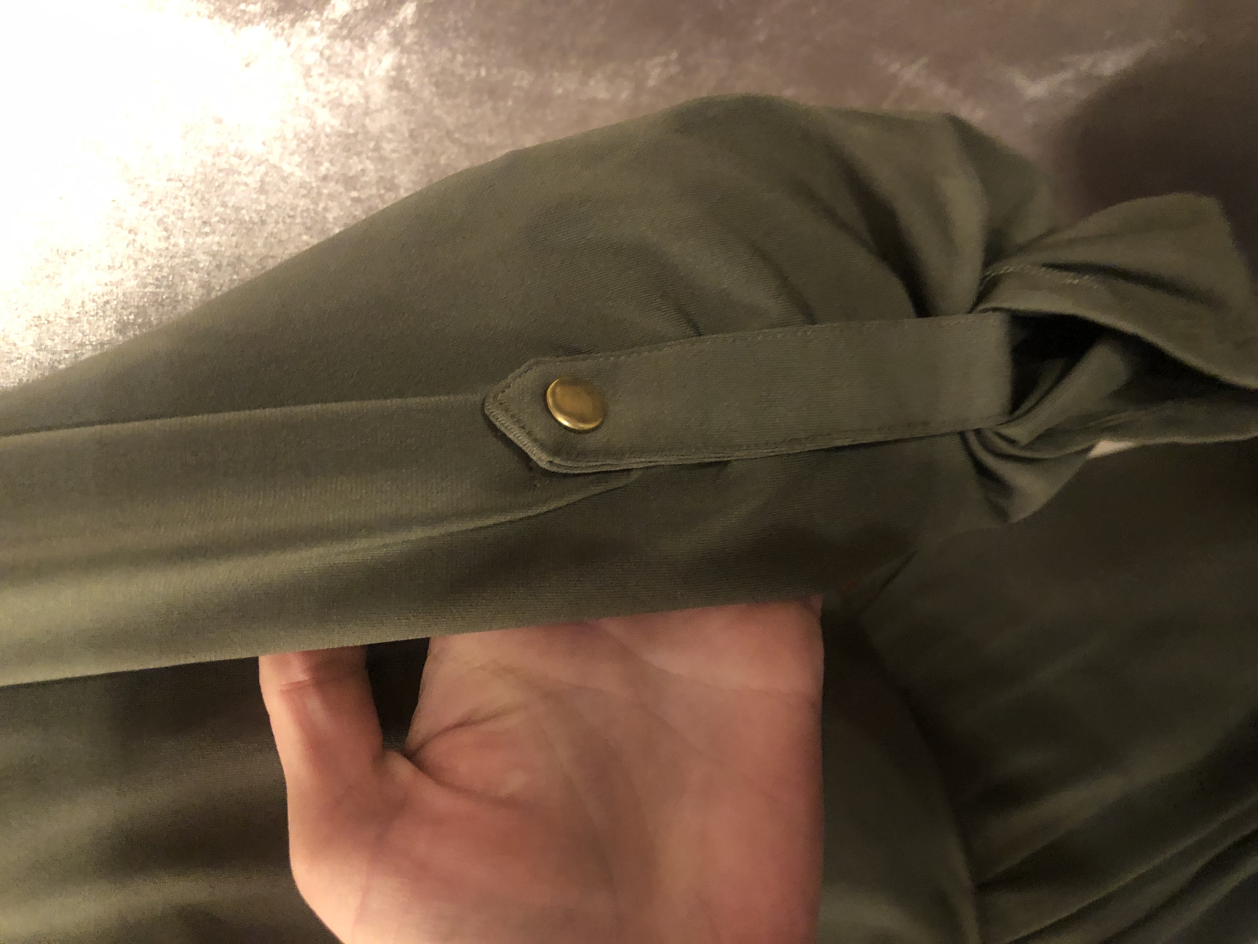 901 jumpsuit rits achteraam met elastiek in de taille  en sierlijke halsuitnijding met zilveren floshkes legergroen
