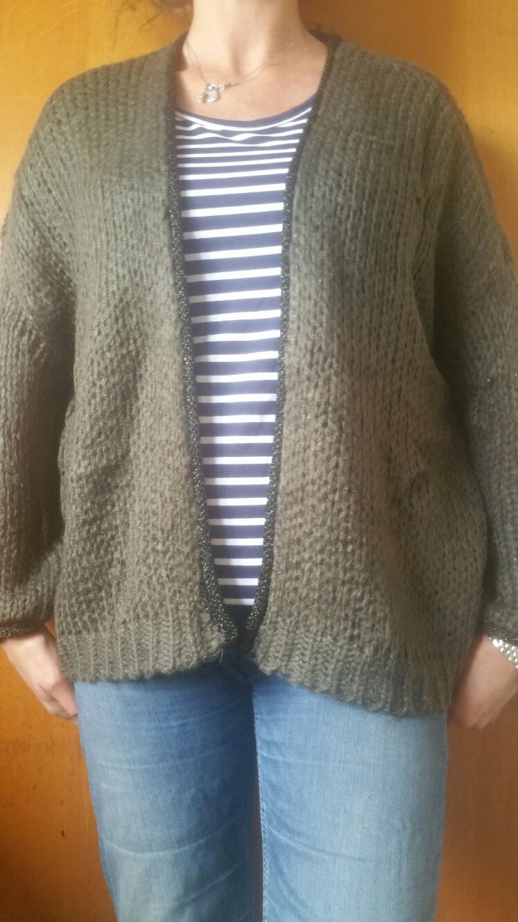 bernadette vest fluffy  legergroen (khaki) met lurex boord in legergroen