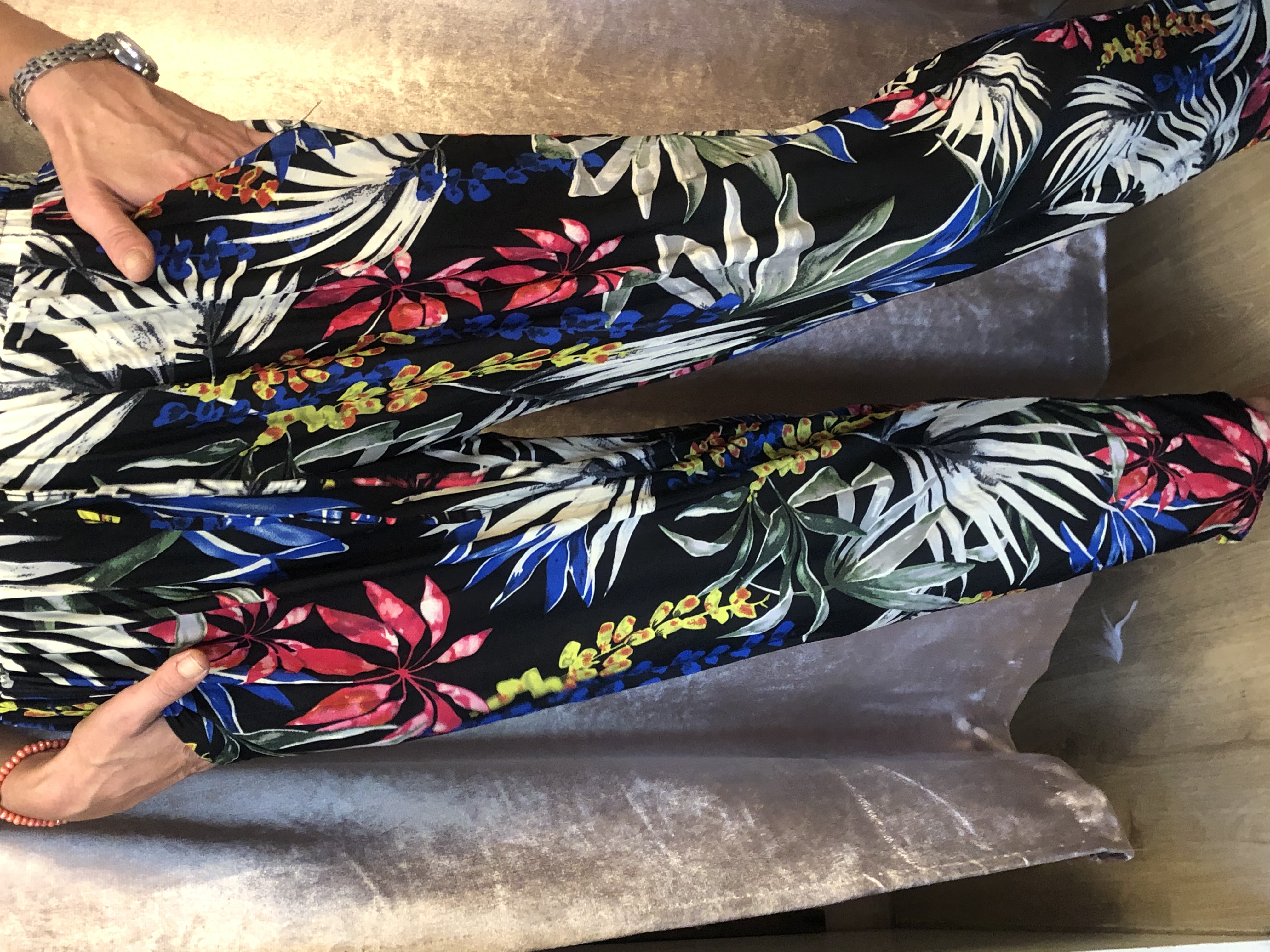 Frisse broek zwart met exotische print n stretch met elastiek in taille