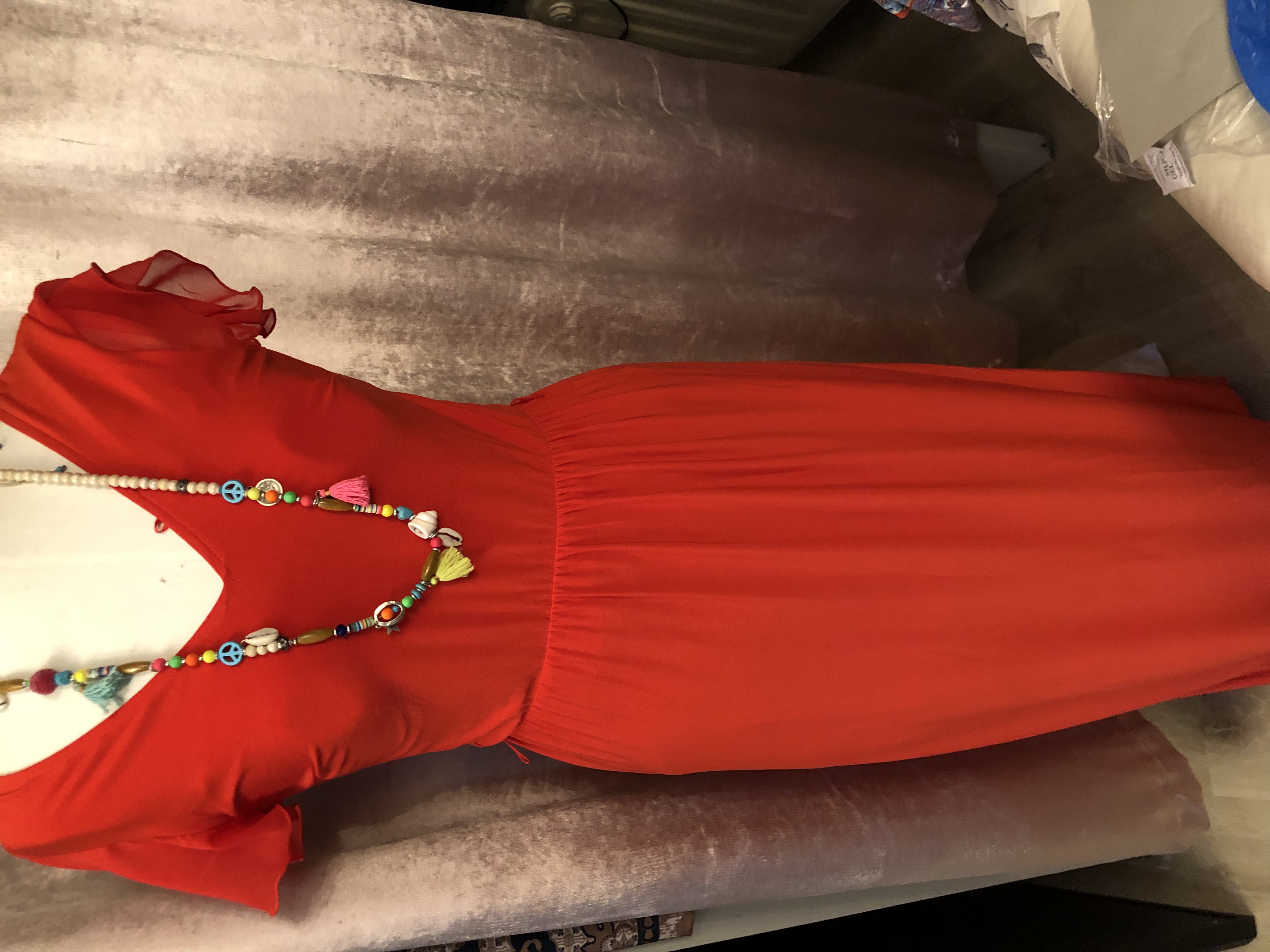 K-design rode lange jurk met split achteraan