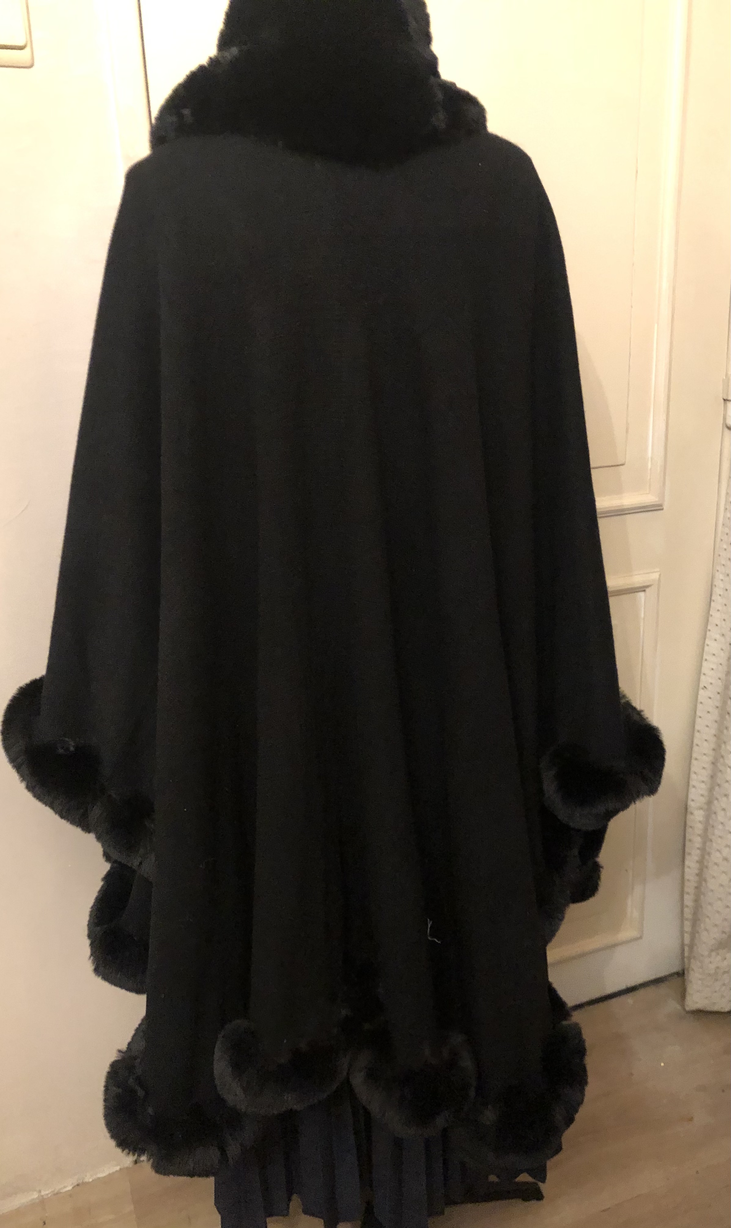 Prachtige warme poncho of cape met super mooie imi pels