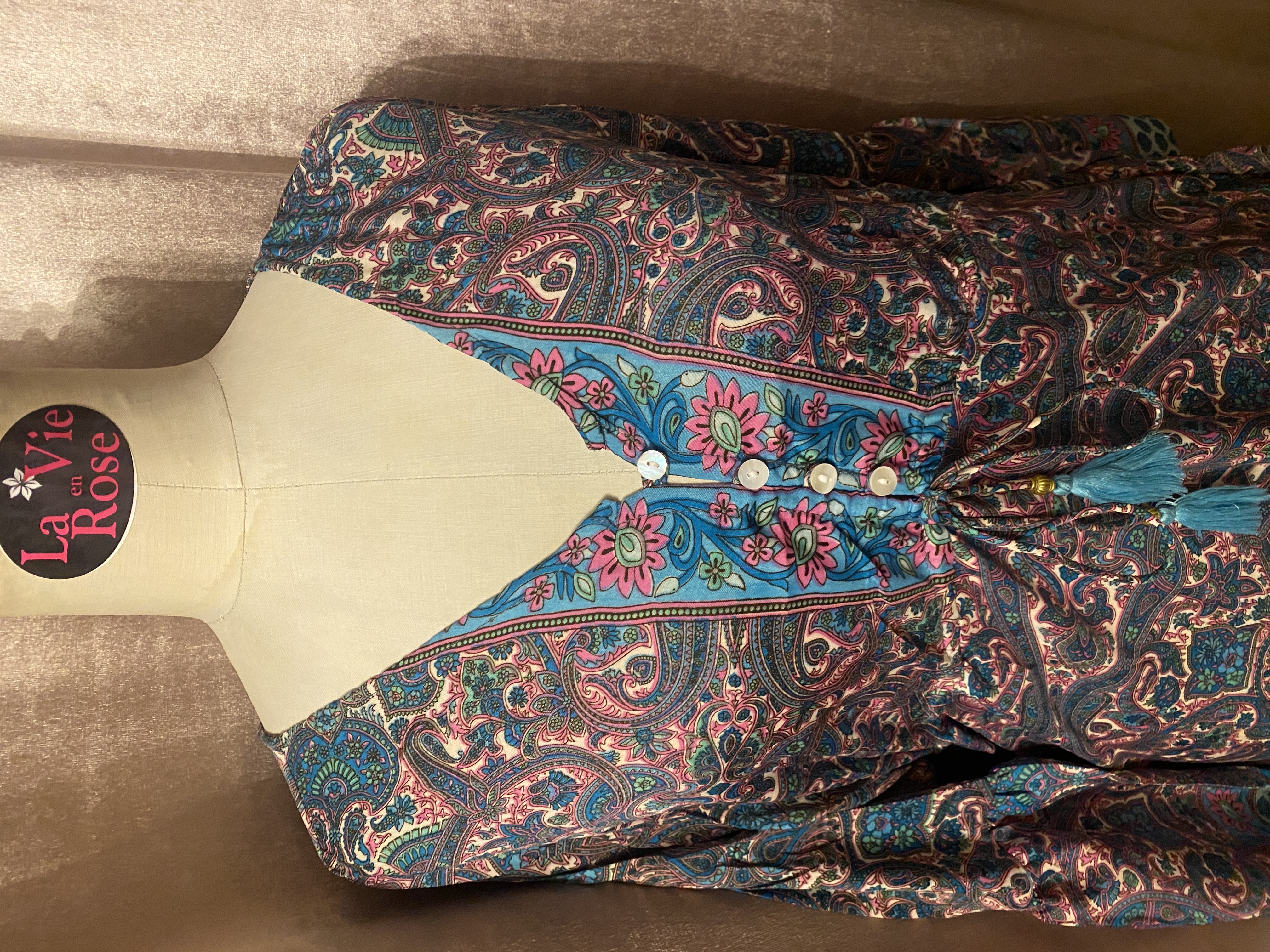 boho stijl jurk in zijde-viscose jurk met roze, wit en turquoise print