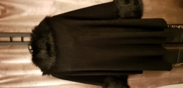 poncho ou cape noir avec bord en faux fourure de tres belle qualite