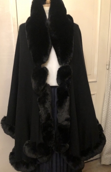 Prachtige warme poncho of cape met super mooie imi pels