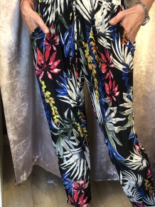 Frisse broek zwart met exotische print n stretch met elastiek in taille