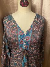 boho stijl jurk in zijde-viscose jurk met roze, wit en turquoise print