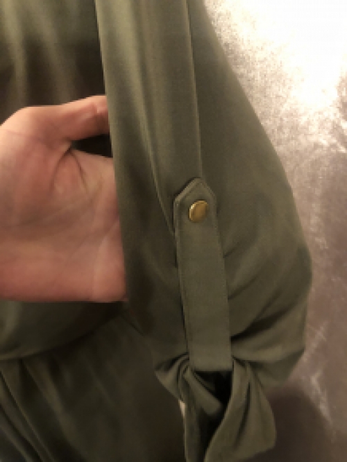 901 jumpsuit rits achteraam met elastiek in de taille  en sierlijke halsuitnijding met zilveren floshkes legergroen