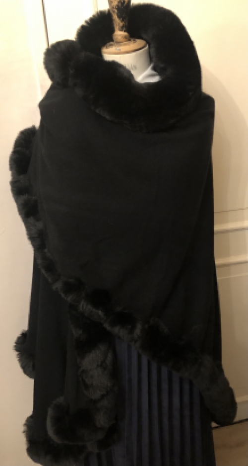 Prachtige warme poncho of cape met super mooie imi pels