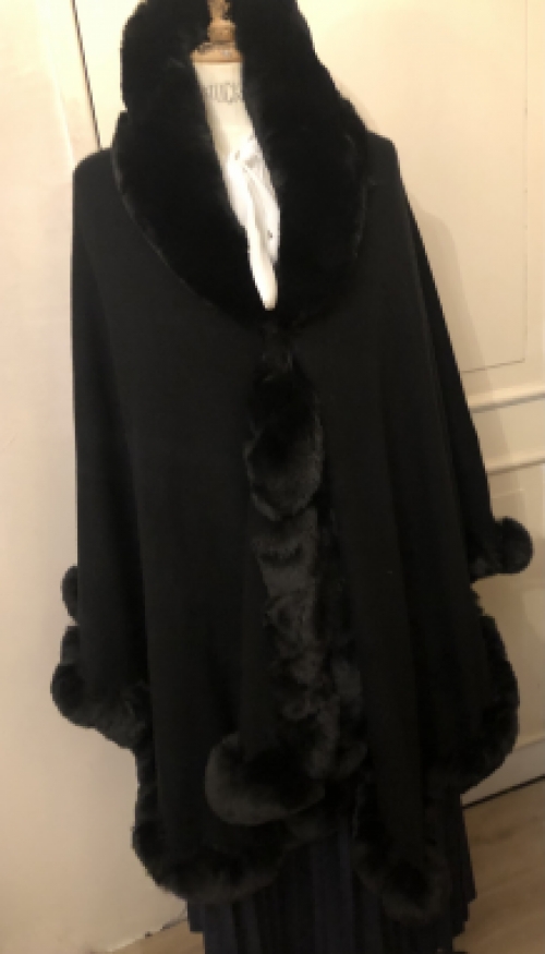 Prachtige warme poncho of cape met super mooie imi pels