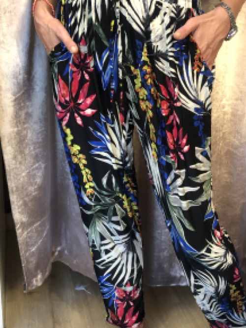 Frisse broek zwart met exotische print n stretch met elastiek in taille