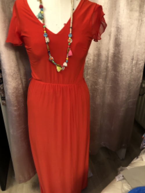 K-design rode lange jurk met split achteraan