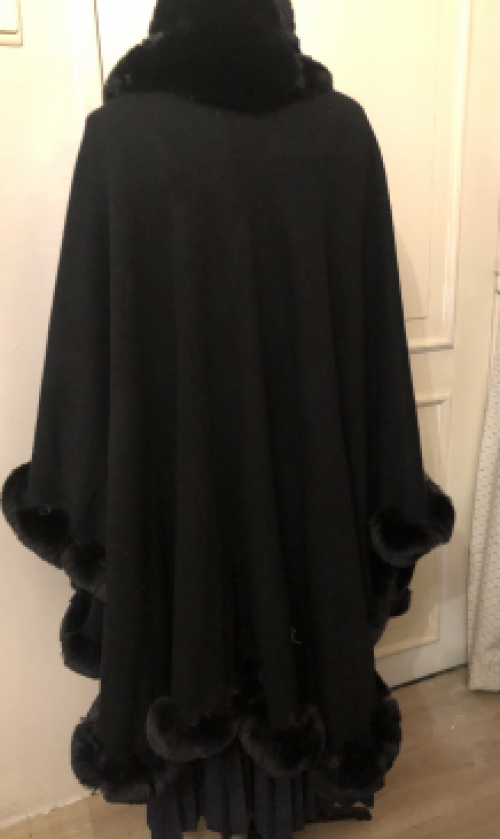 Prachtige warme poncho of cape met super mooie imi pels