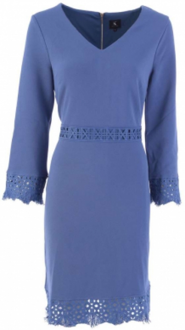 k-design jurk m413 met uitgewerkte kant op de taille,aan de mouwen en aan de rand